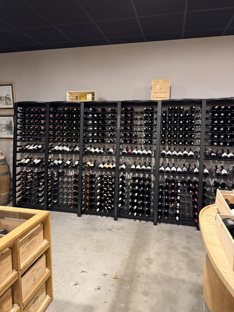 Les casiers de la cave, rayon des cubis et fontaines à vin