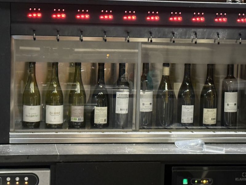 Un verre de vin servi au comptoir du Vineum